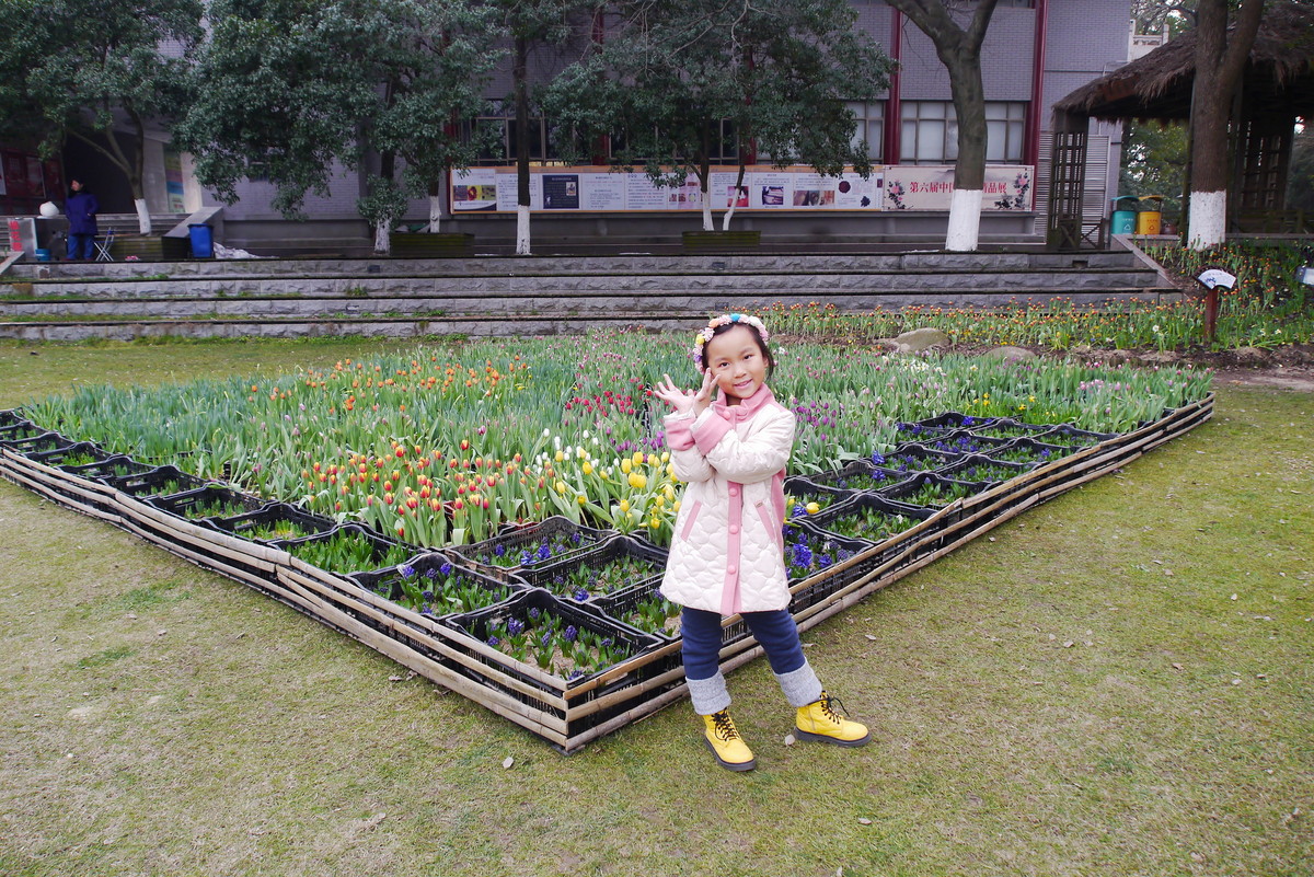 我的小外孙女“表现”在武汉植物园。。。。。。。。。。。