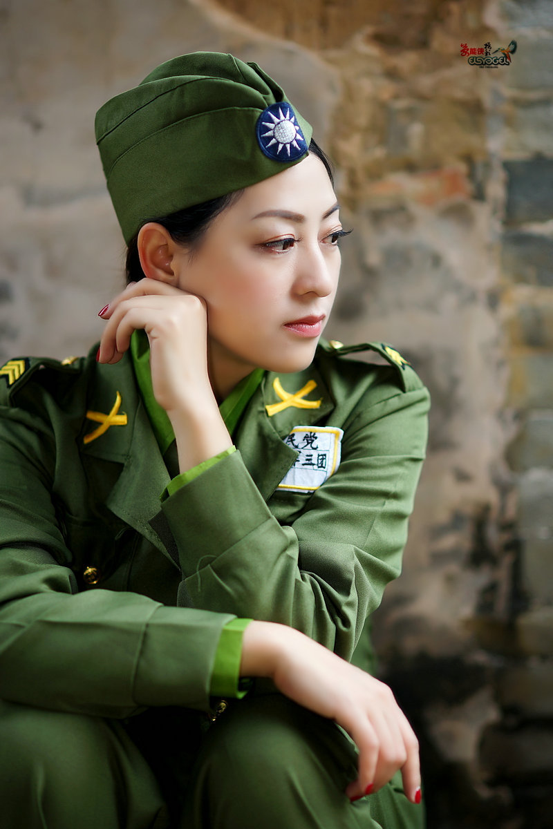 废墟国军女兵笑笑