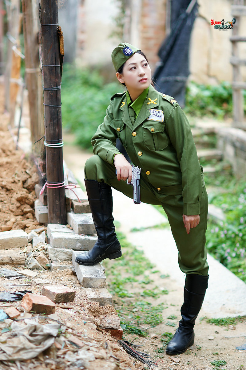 废墟国军女兵笑笑