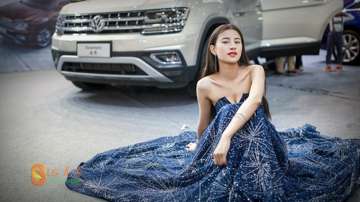 穿V领晚装的美女车模《135L和适马S35近距离PK》-中关村在线摄影论坛