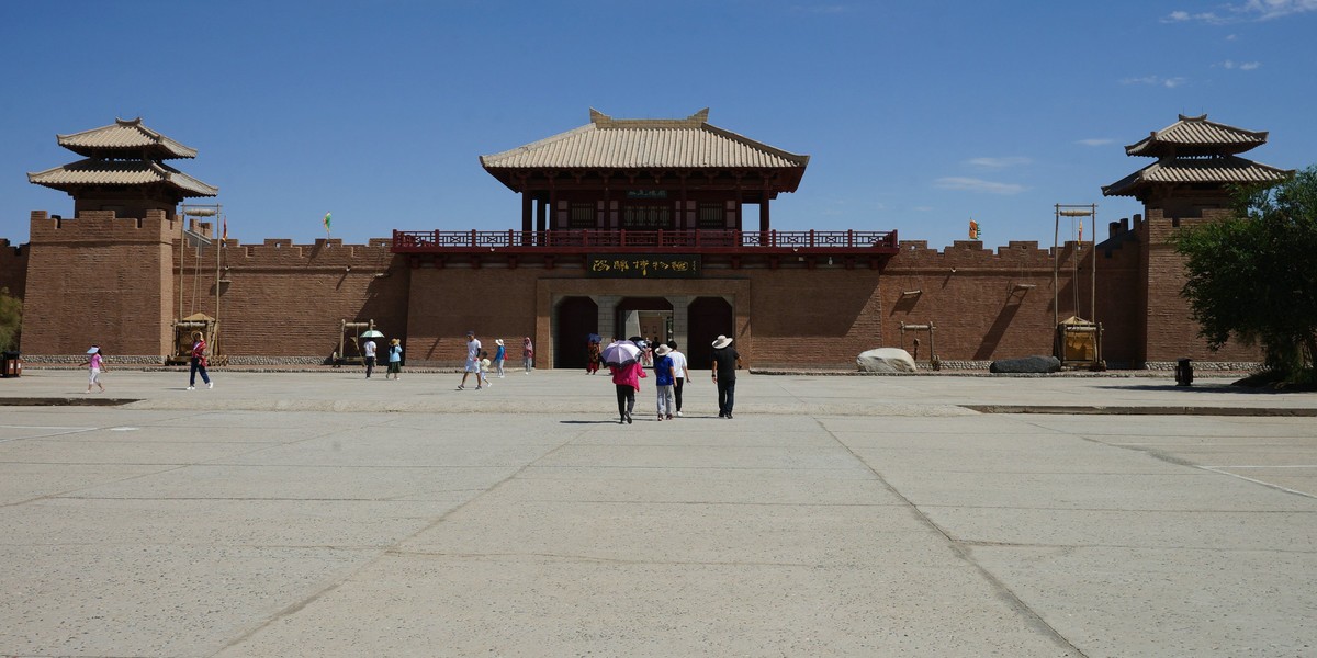 “劝君更尽一杯酒，西出阳关无故人”