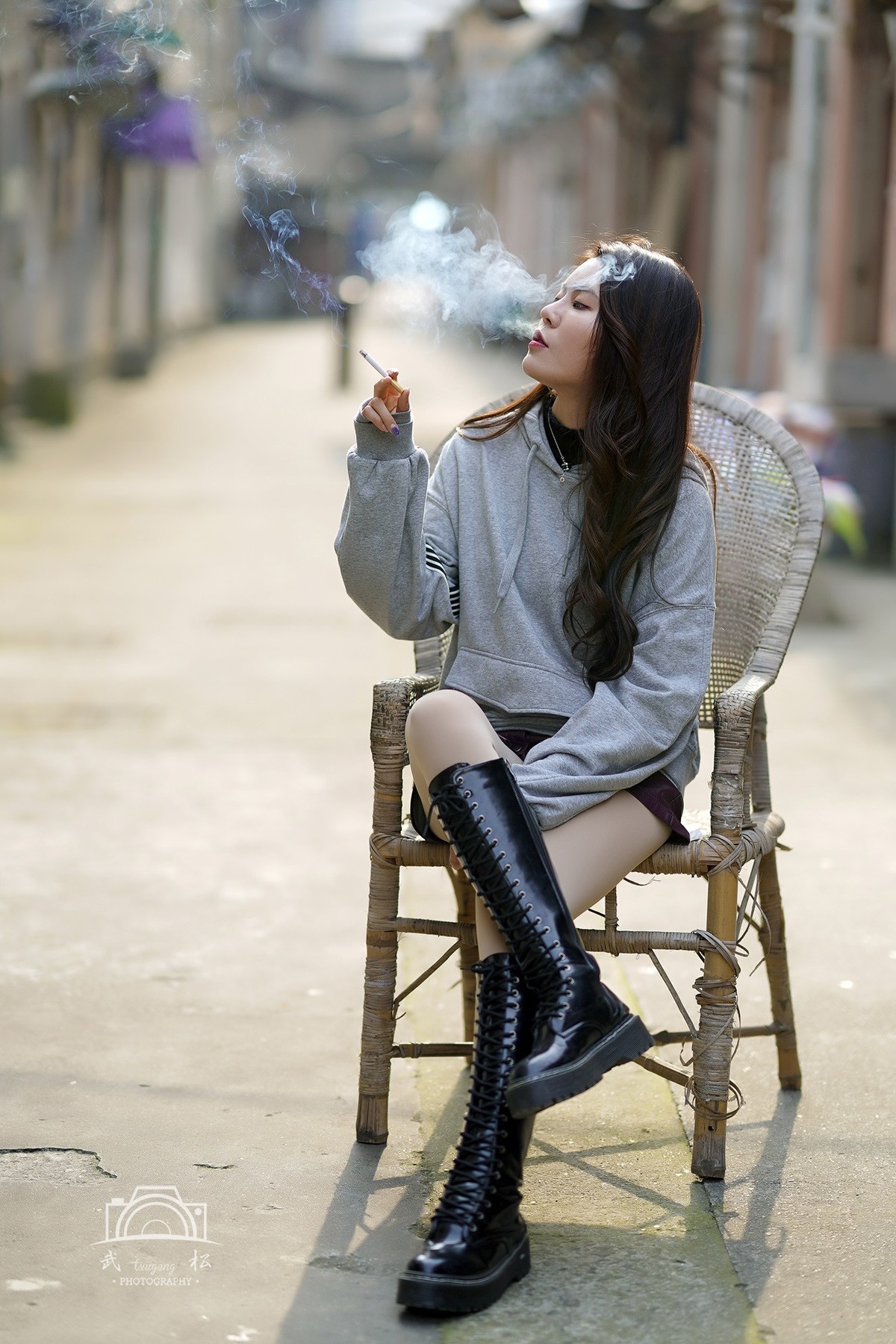 弄堂里的抽烟女人