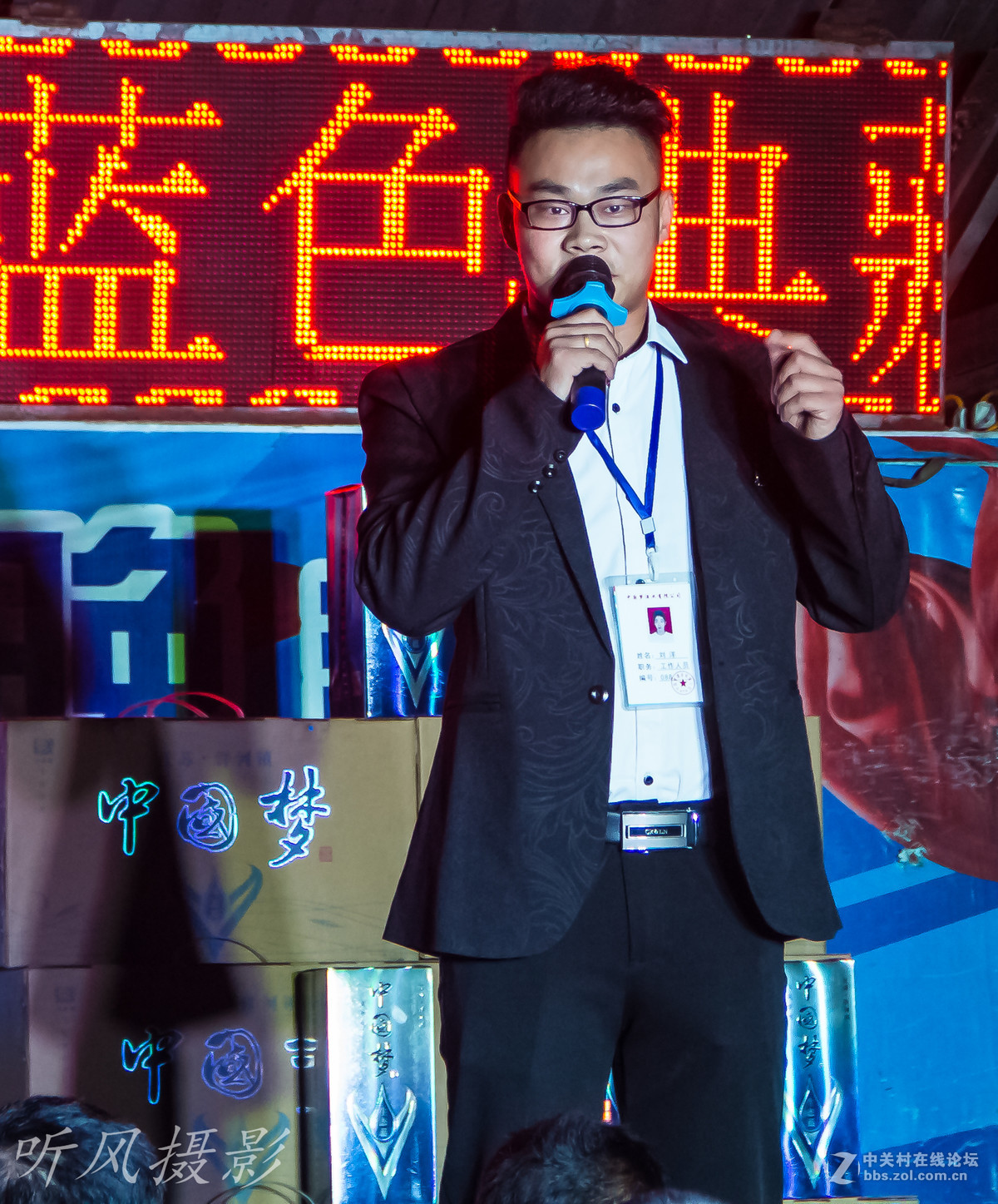 晚上，小区里来了杂技团——到了 一看，原来就是卖酒的，三五个人
