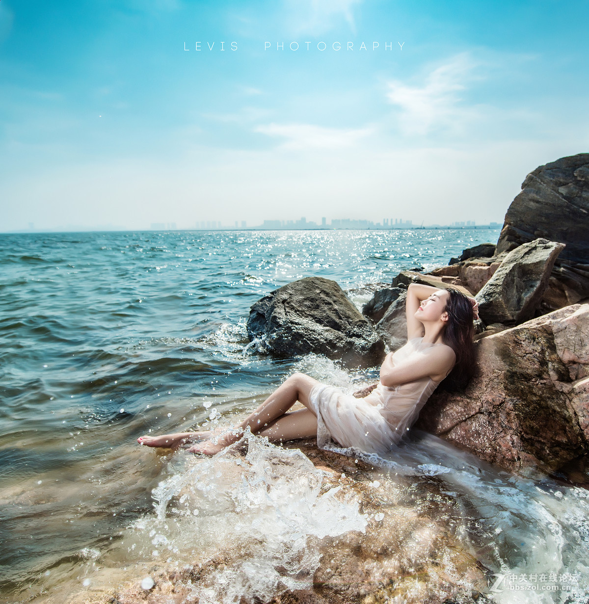 海天之间海浪礁石白纱美女