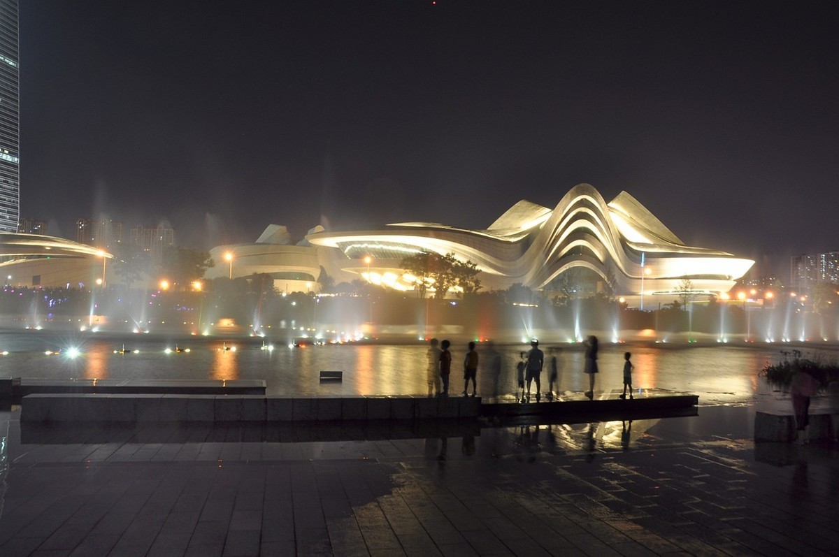 長沙梅溪湖文化藝術中心夜景與音樂噴泉