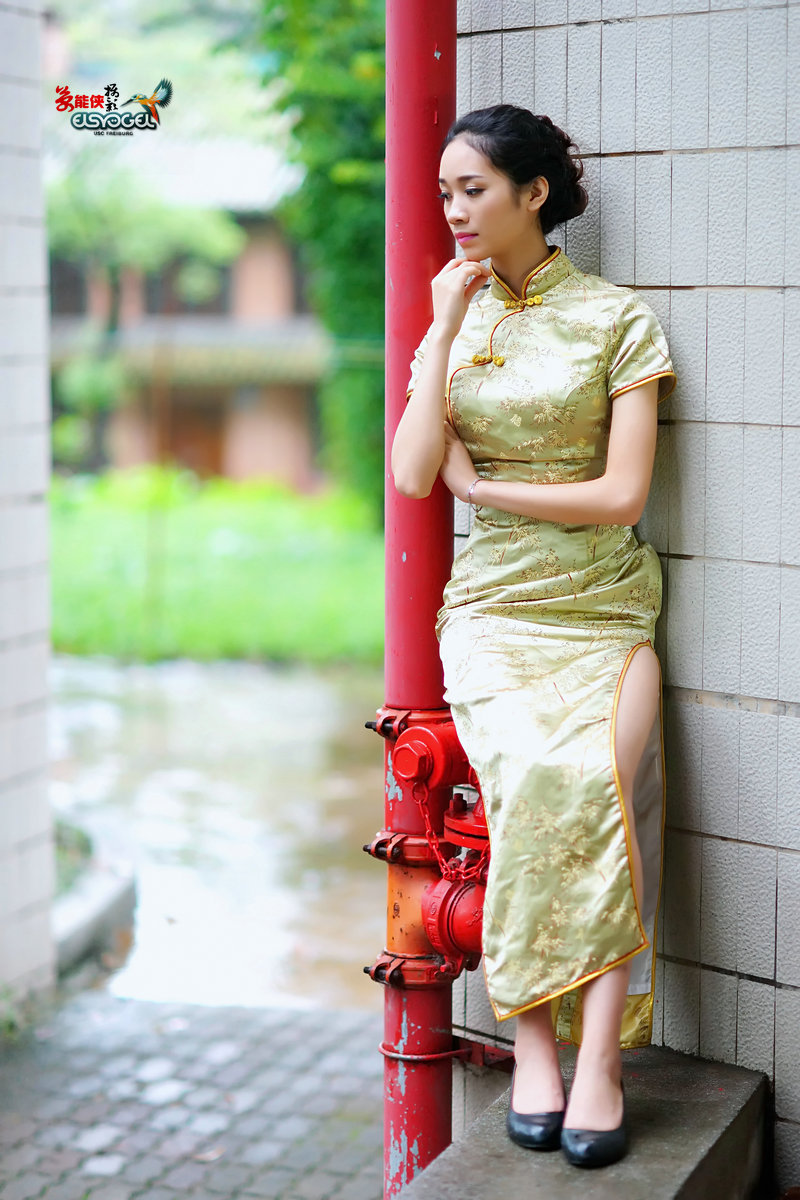 大雨消防栓下的旗袍淑女秀敏