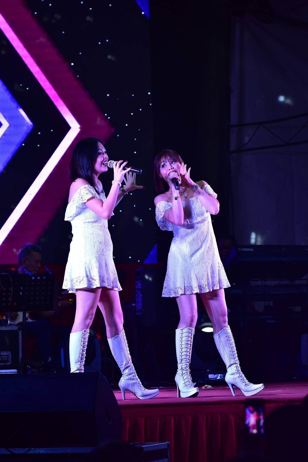 用永诺100mm/F2拍演出，效果很好！