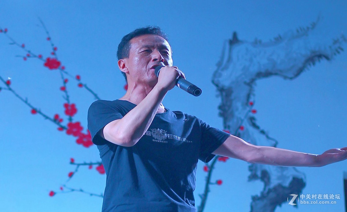 退休生活丰富多彩，包装材料制作时装，青春不老活跃舞台，健康快乐幸福安康。