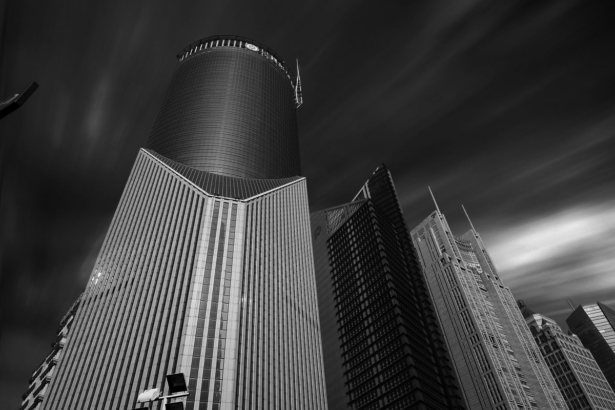 城市建筑黑白照片仰望