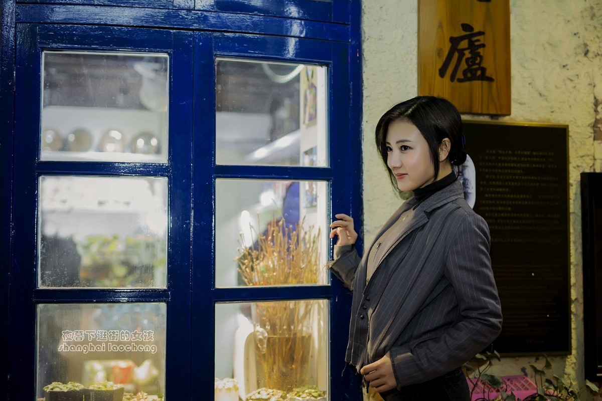 夜暮下逛街的女孩