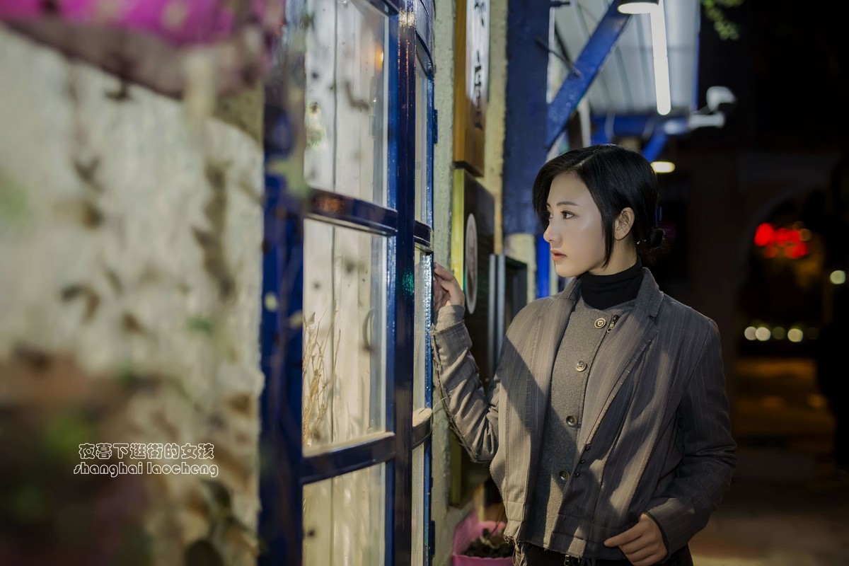 夜暮下逛街的女孩