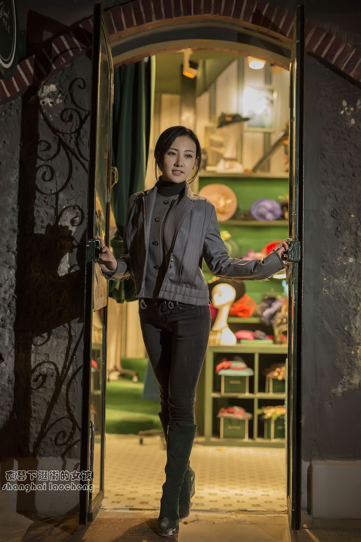 夜暮下逛街的女孩