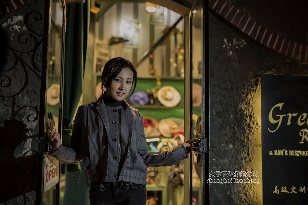 夜暮下逛街的女孩