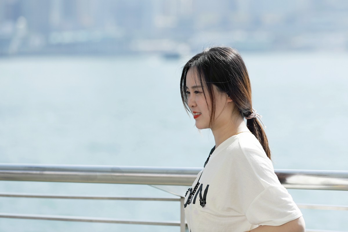 擦身而過的倩影