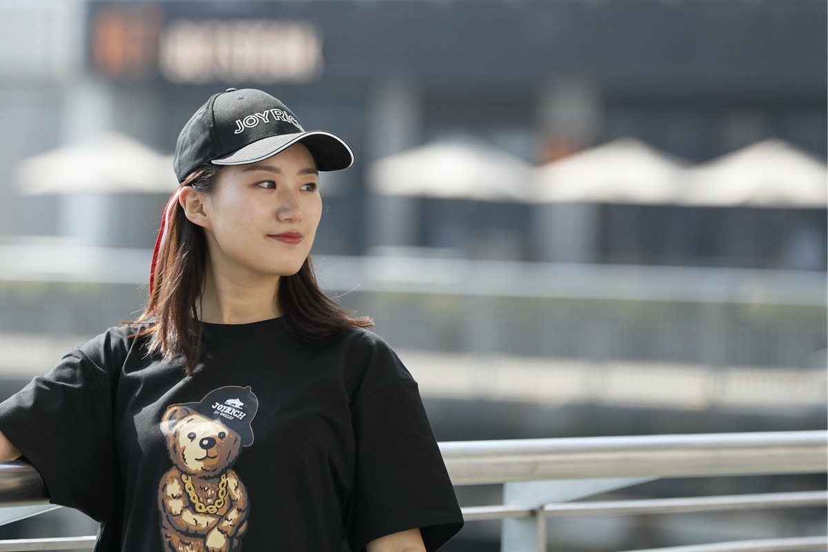 擦身而過的倩影