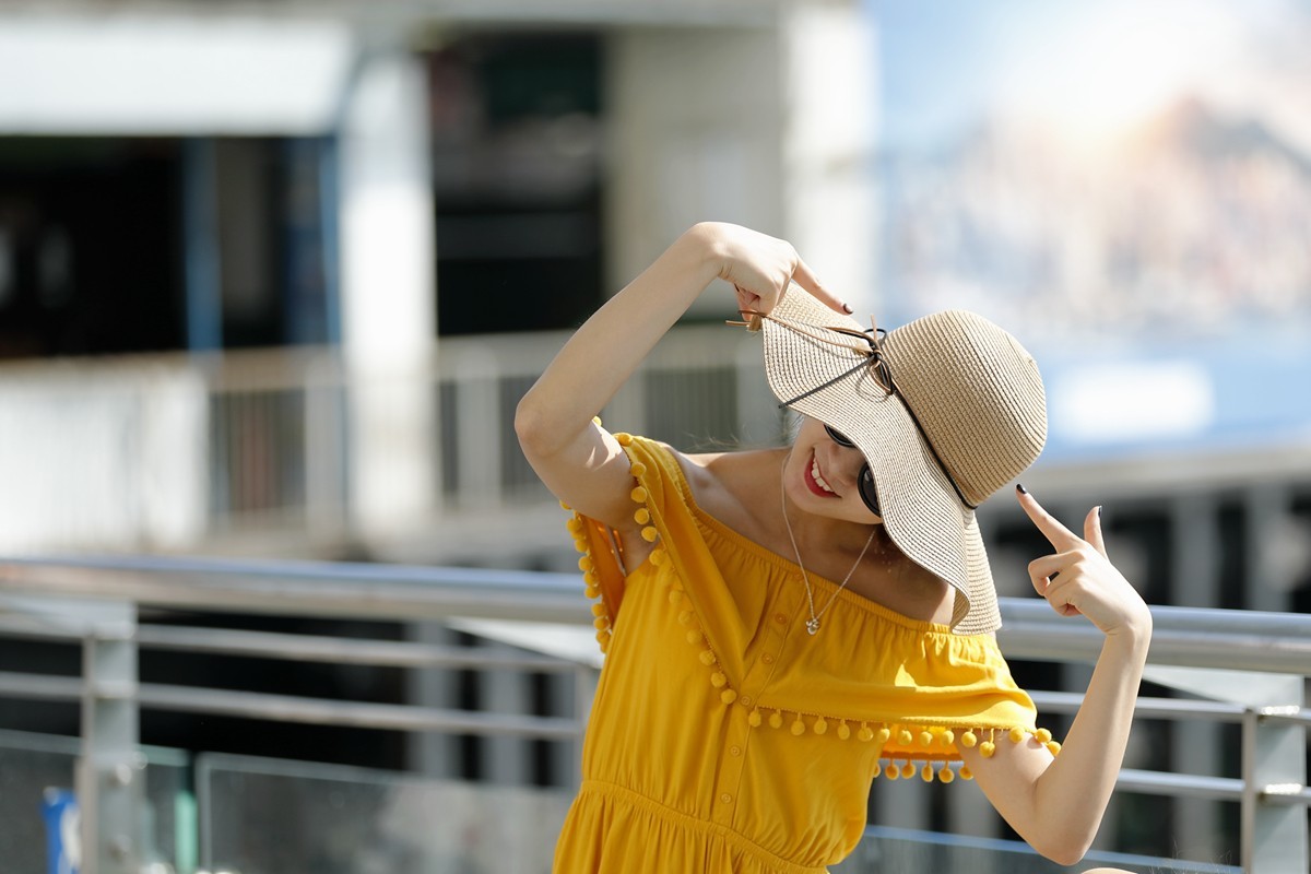 擦身而過的倩影