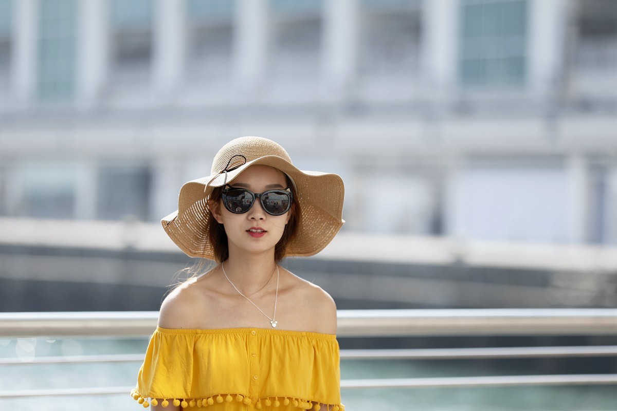 擦身而過的倩影