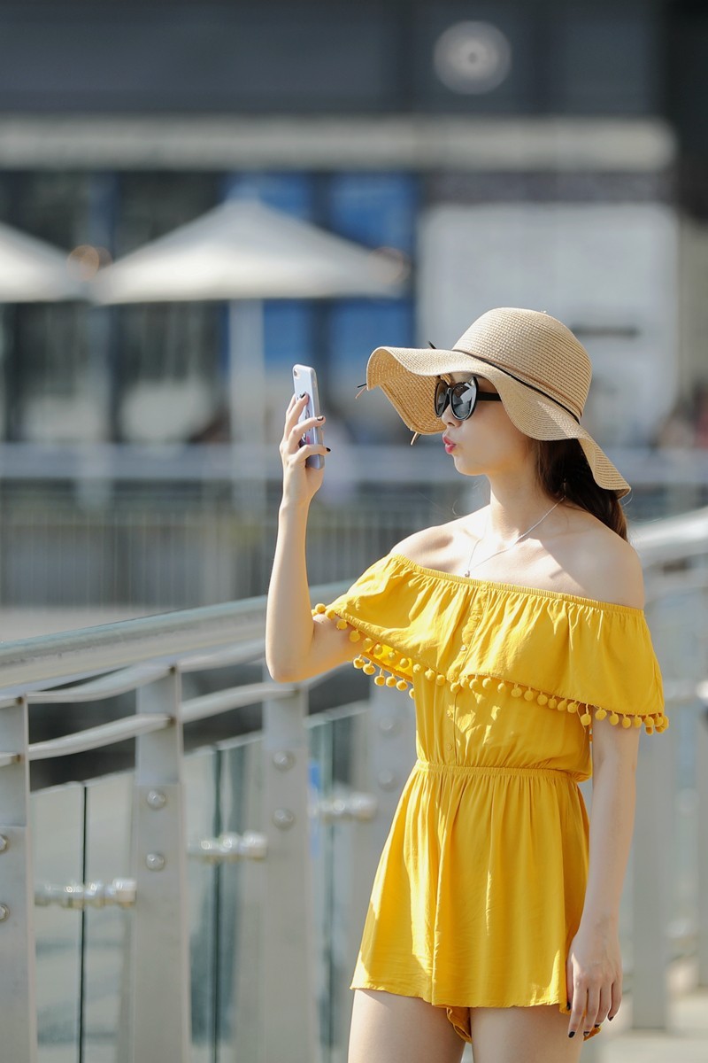 擦身而過的倩影