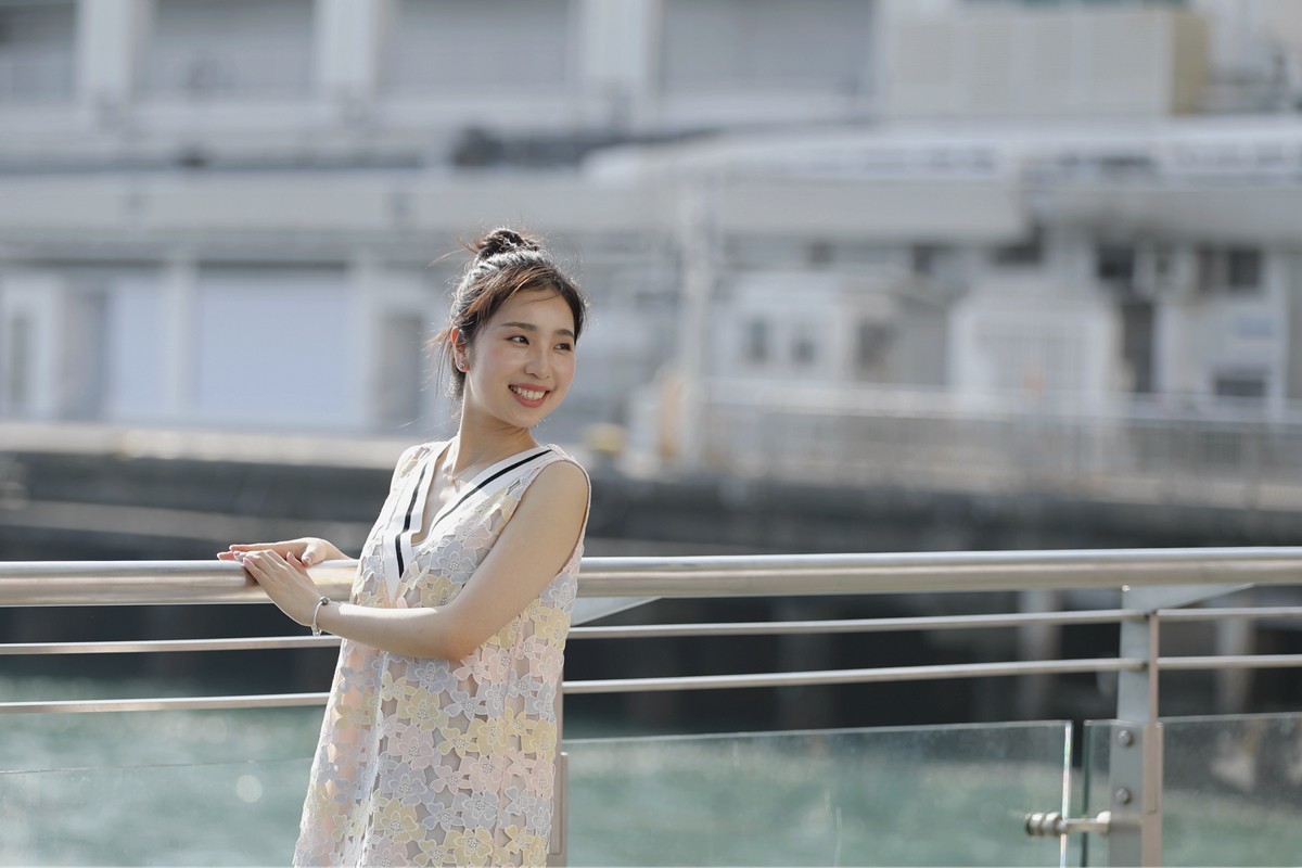 擦身而過的倩影