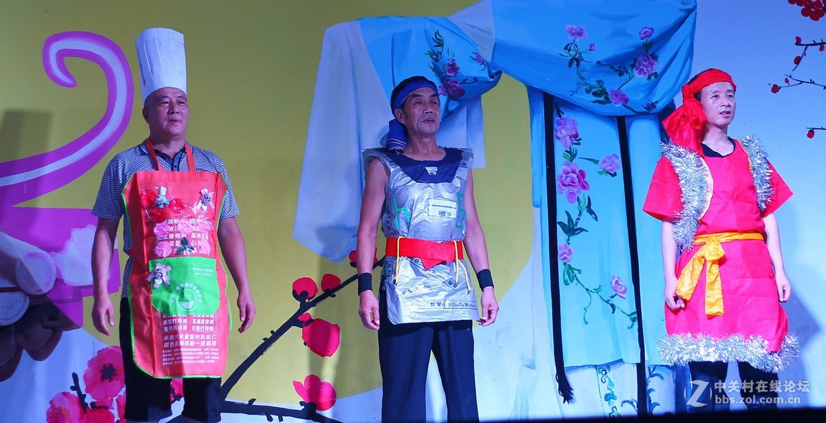 退休生活丰富多彩，包装材料制作时装，青春不老活跃舞台，健康快乐幸福安康。