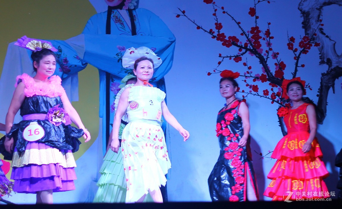 退休生活丰富多彩，包装材料制作时装，青春不老活跃舞台，健康快乐幸福安康。