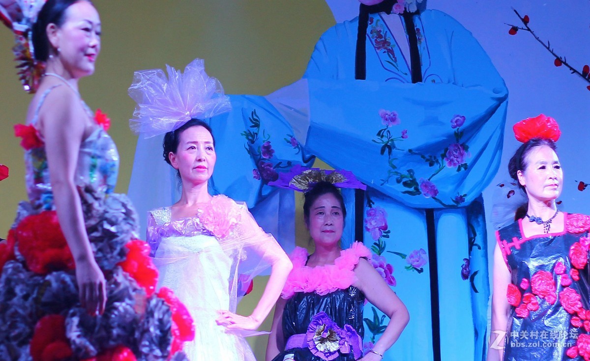 退休生活丰富多彩，包装材料制作时装，青春不老活跃舞台，健康快乐幸福安康。