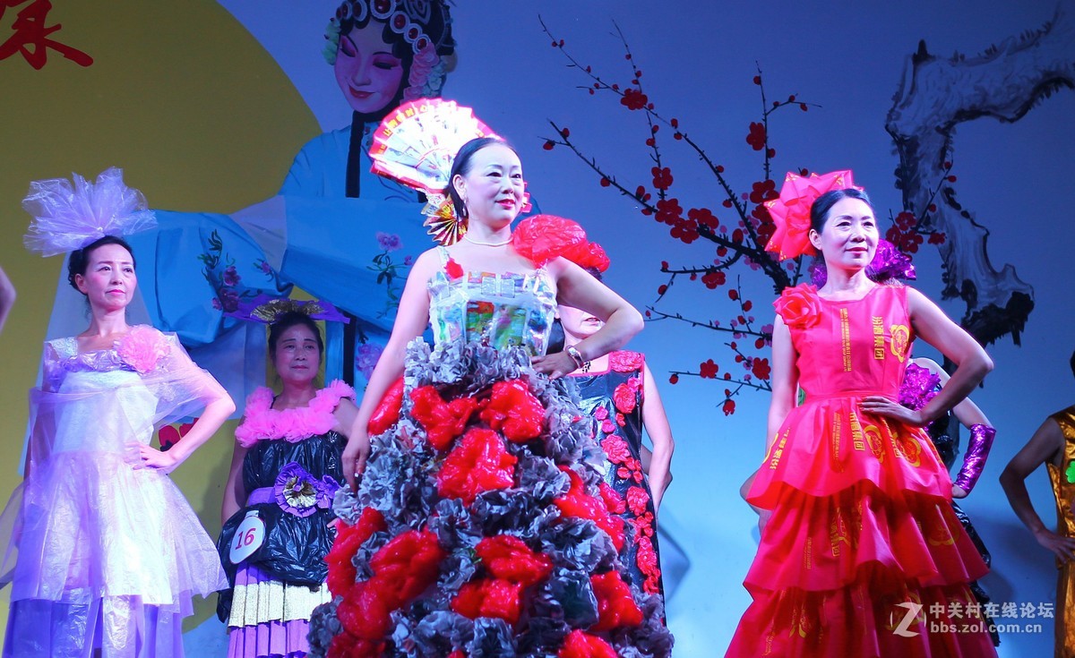 退休生活丰富多彩，包装材料制作时装，青春不老活跃舞台，健康快乐幸福安康。