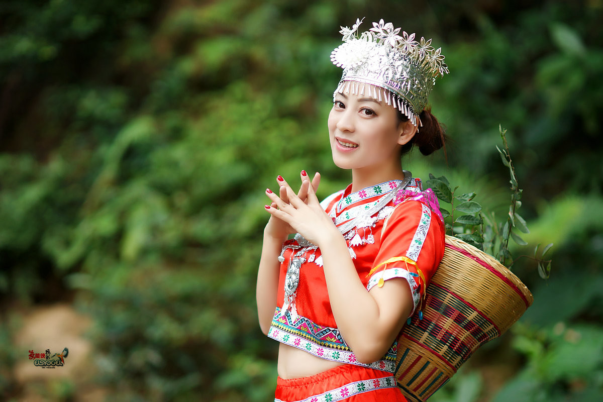 山里的苗族姑娘笑笑