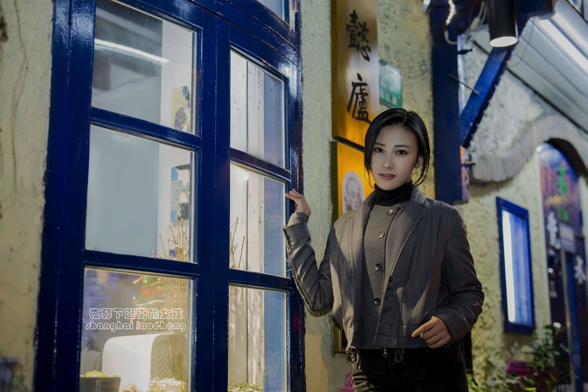 夜暮下逛街的女孩