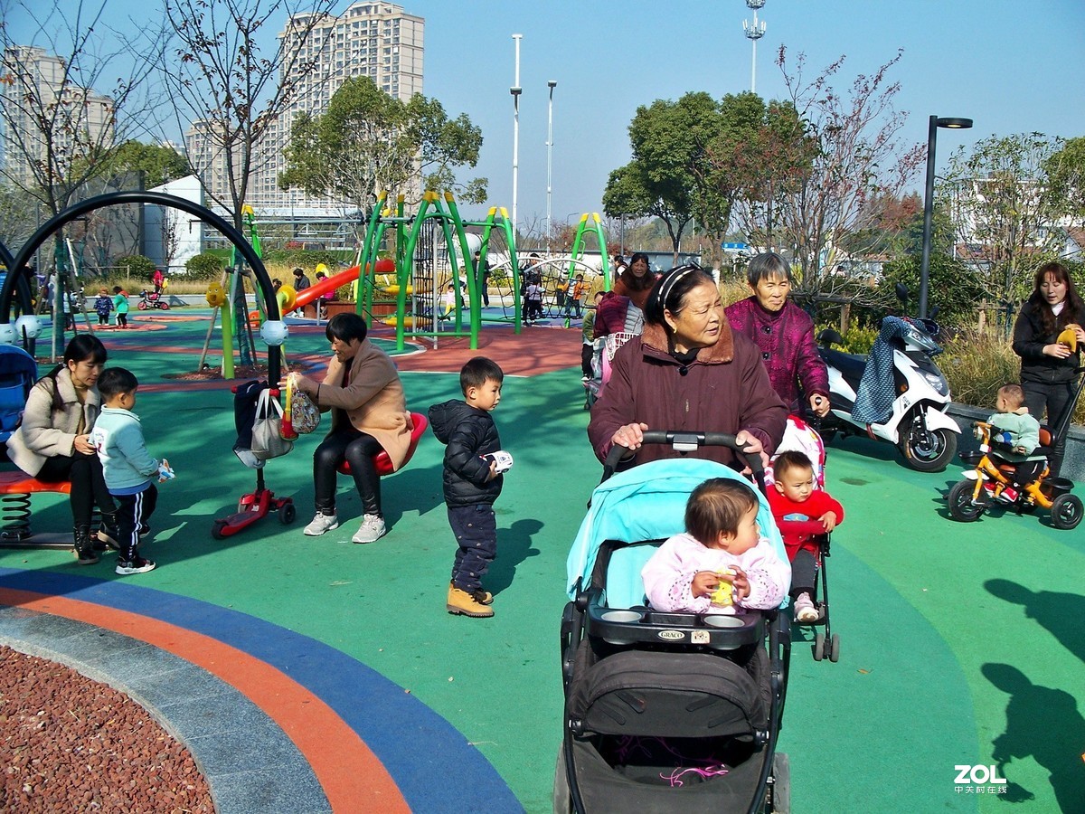 拍照札记13-街头的“老幼聚会”