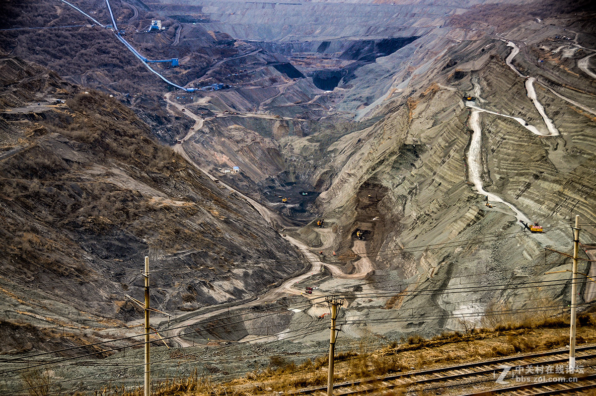 新手发帖 ，谢版主指导。抚顺百年矿坑，西露天矿