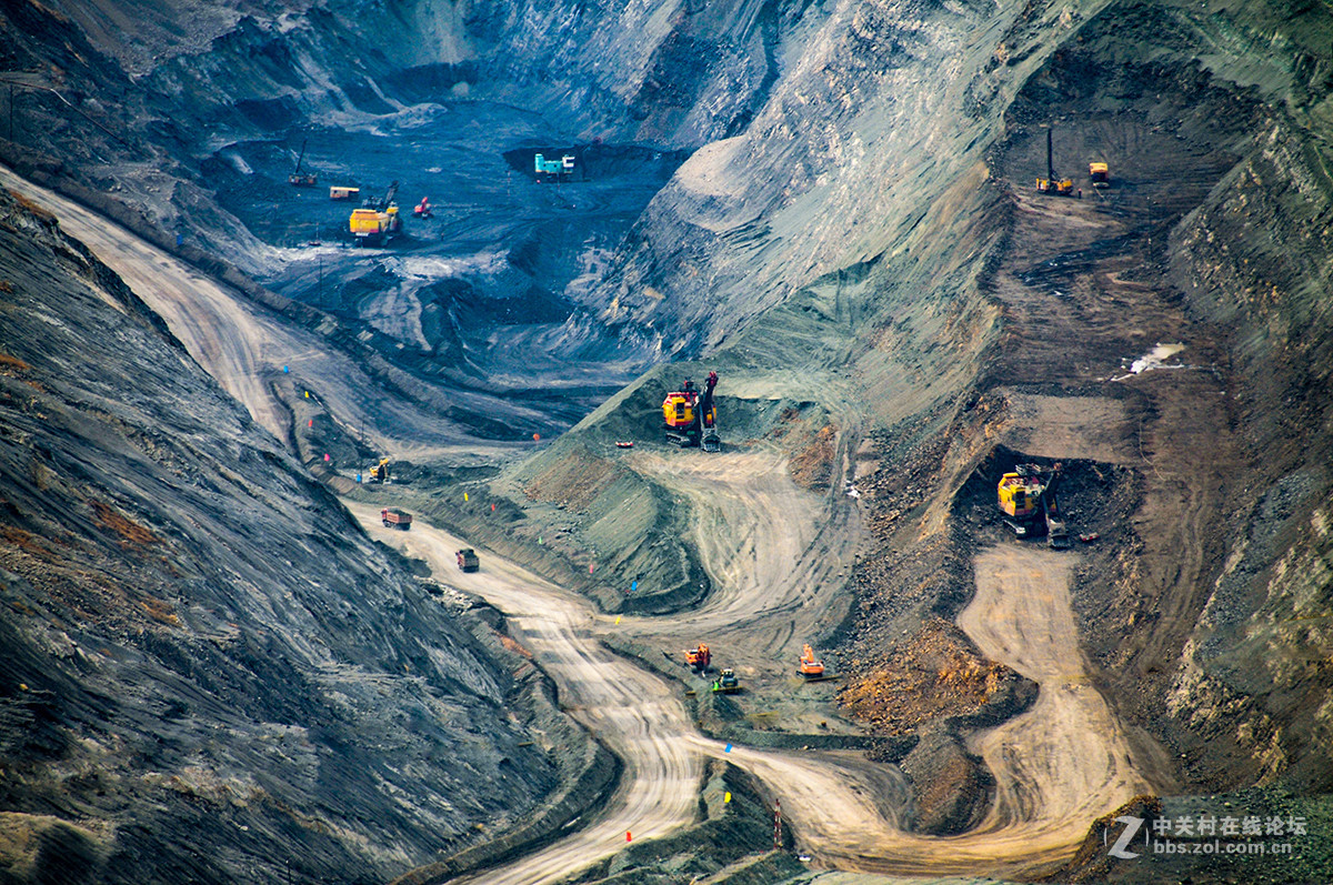 新手发帖 ，谢版主指导。抚顺百年矿坑，西露天矿