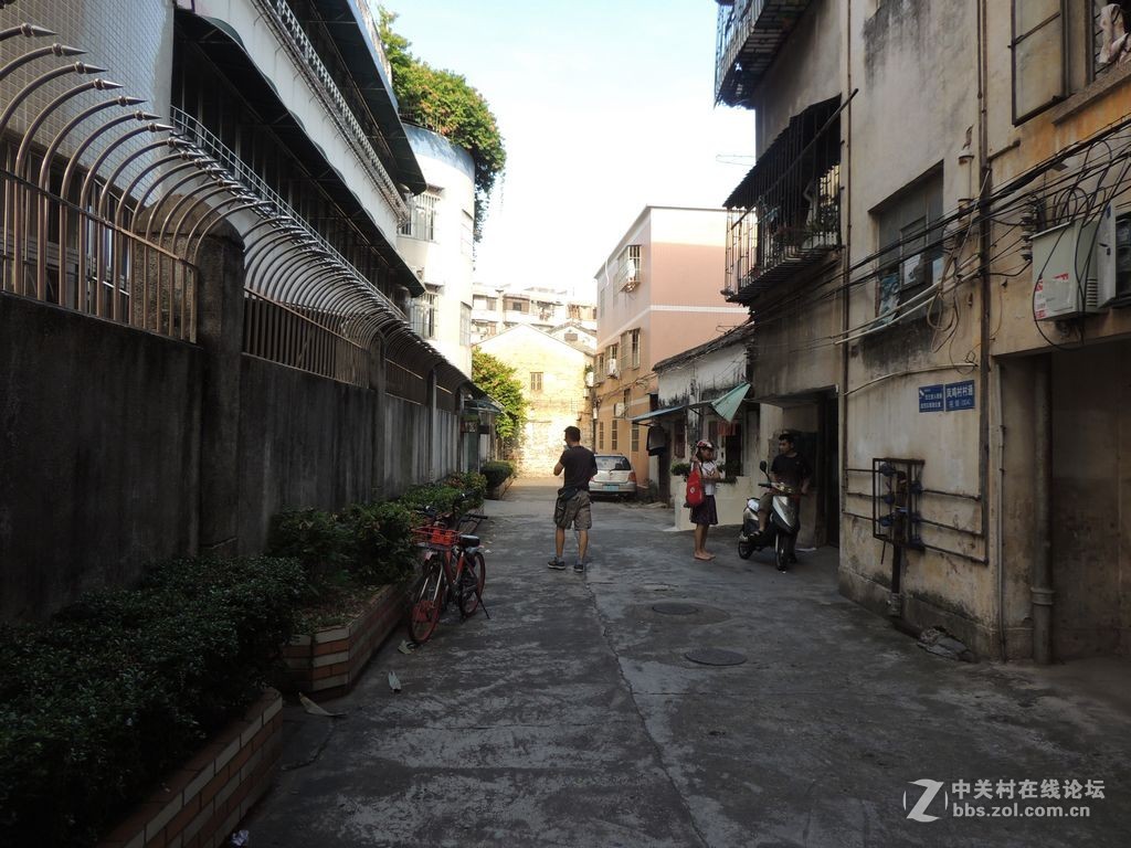 跟随儿子故地重游