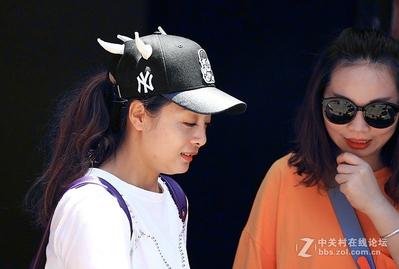 武当山金顶景区抓拍观光客！(6)真的干起來了！[实拍，非虚构！]