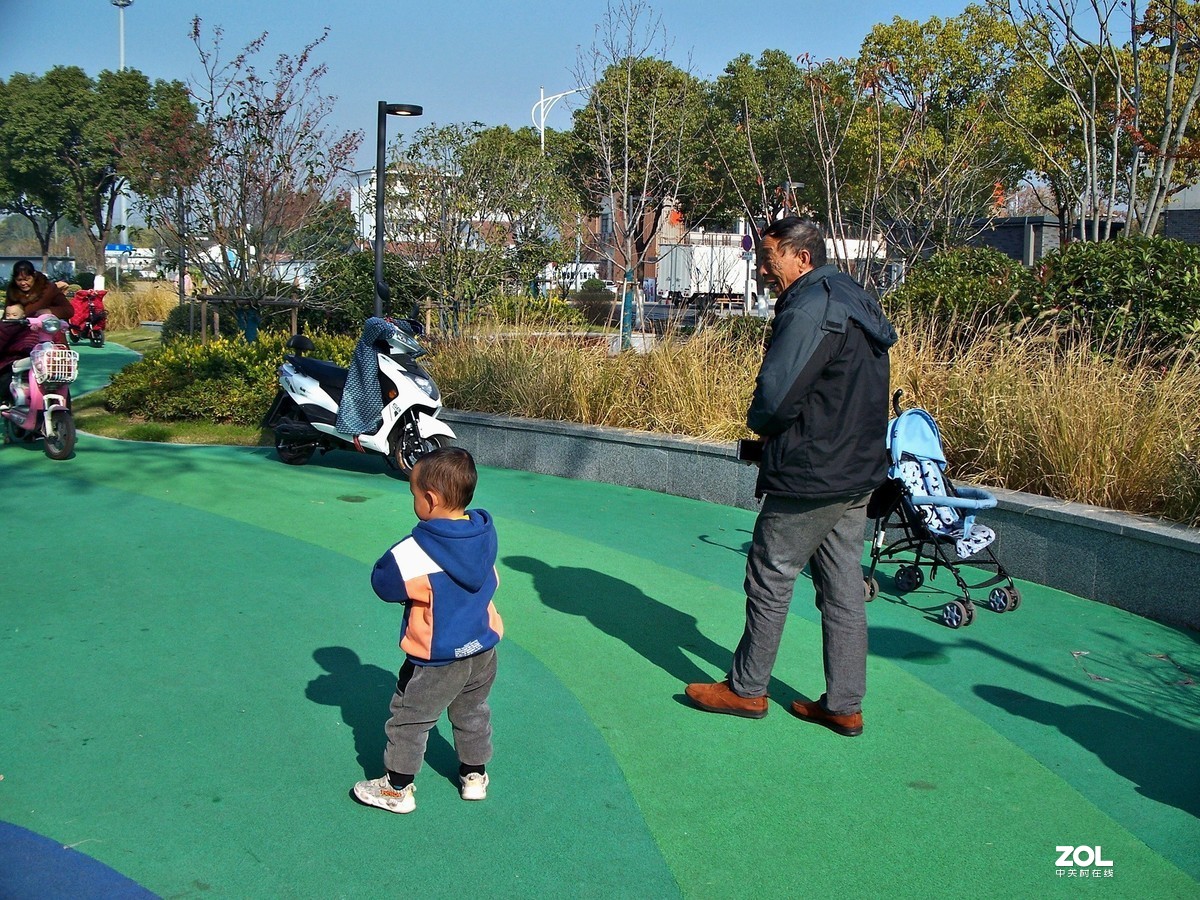 拍照札记13-街头的“老幼聚会”
