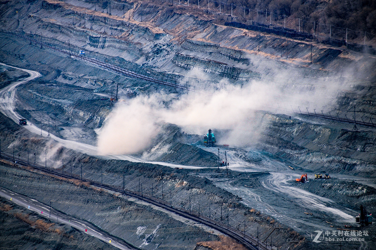 我国第一露天煤矿，煤层厚达55米，开采118年后变成了什么样子？_抚顺_煤炭_煤田