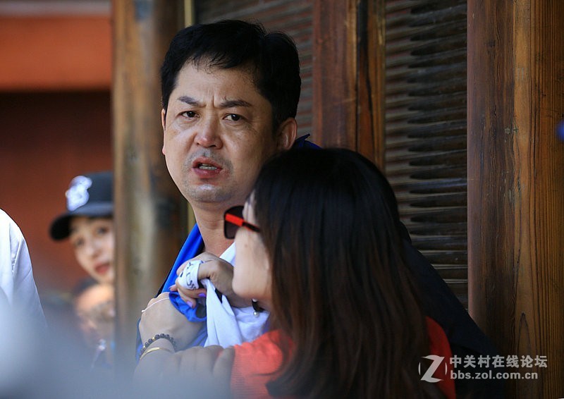 武当山金顶景区抓拍观光客！(6)真的干起來了！[实拍，非虚构！]