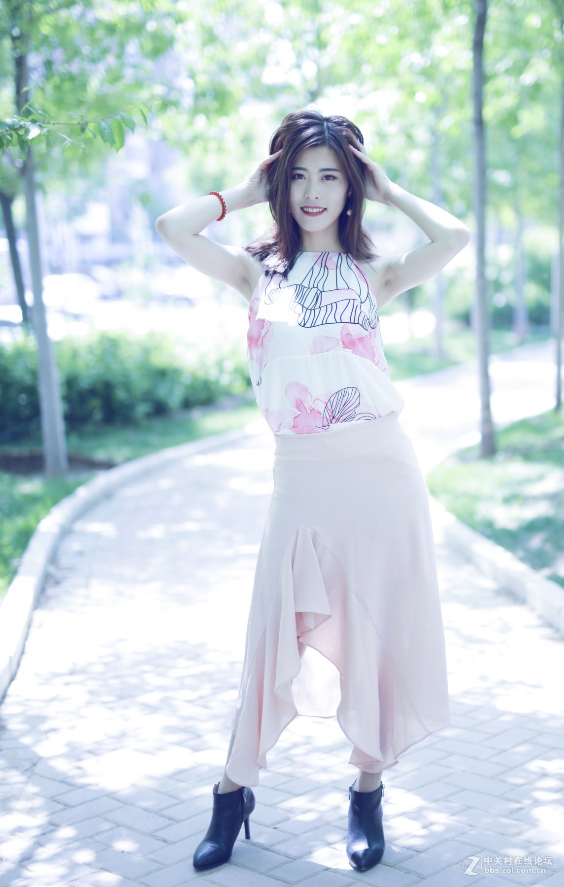 林间小道上的花衣美女