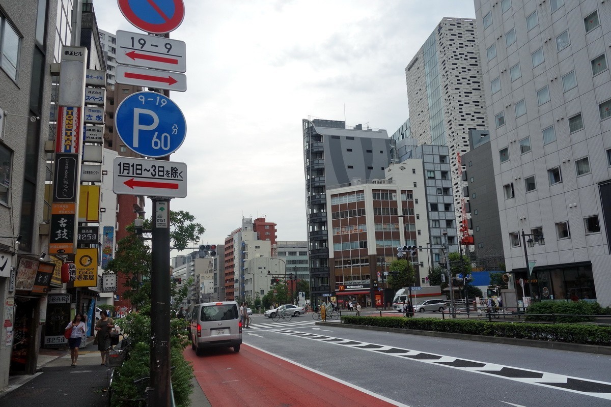 小巷里的新宿区立大久保小学校