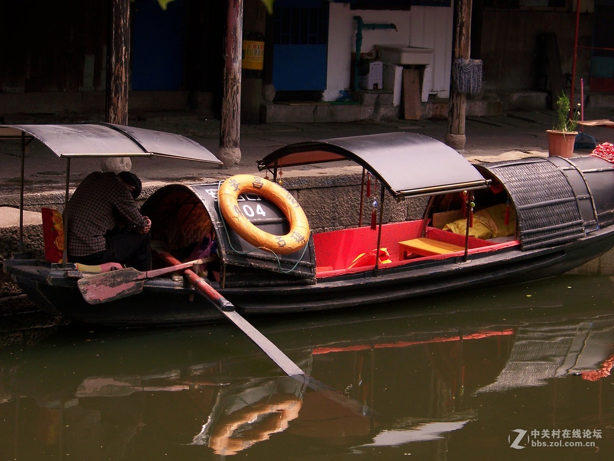 安昌古镇的乌蓬船