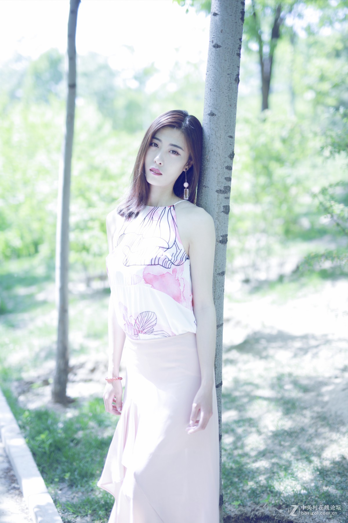 林间小道上的花衣美女