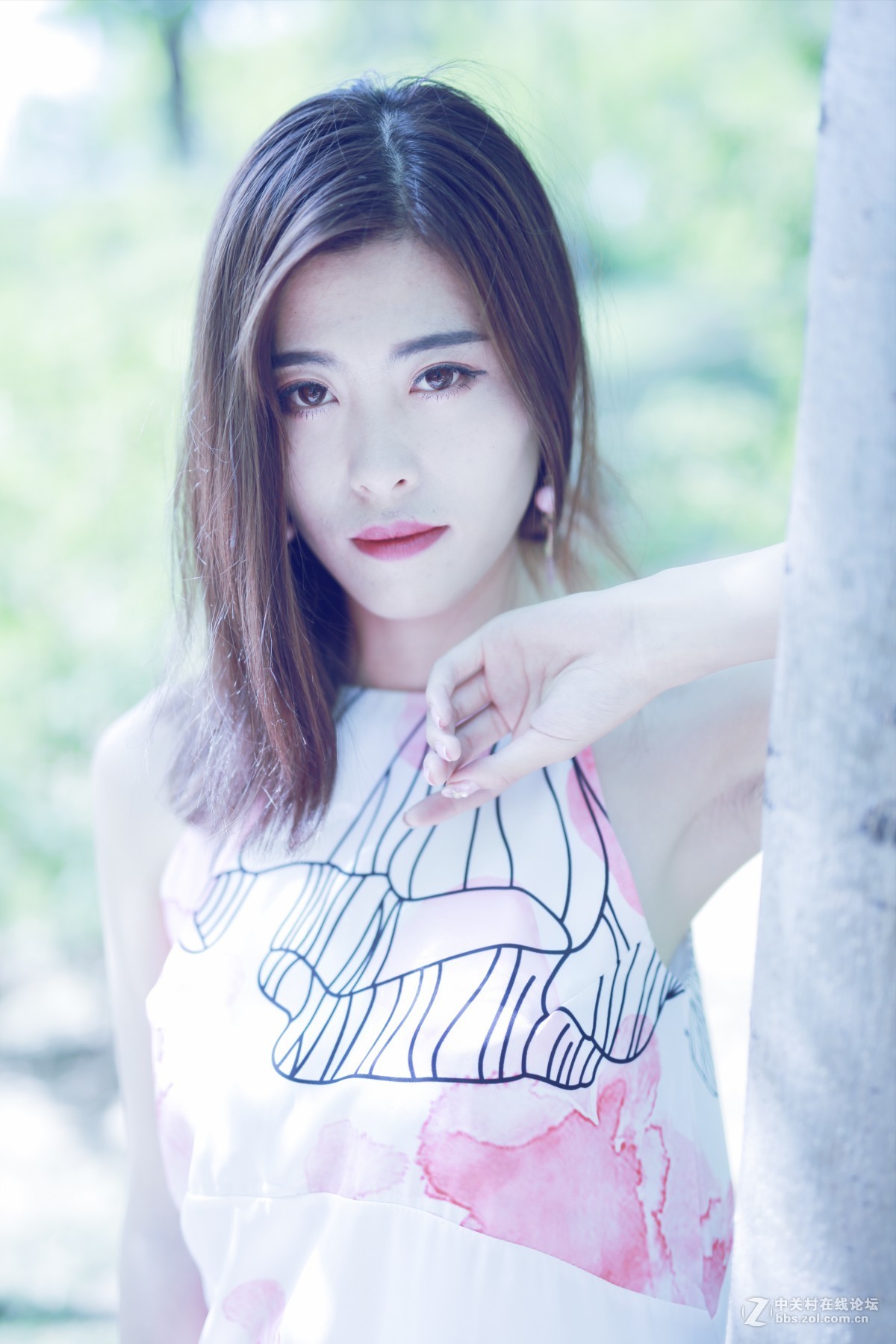 林间小道上的花衣美女