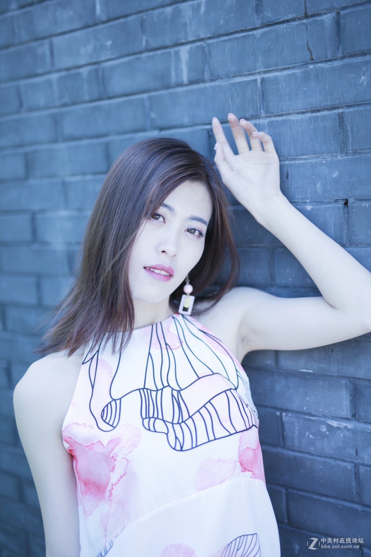 林间小道上的花衣美女