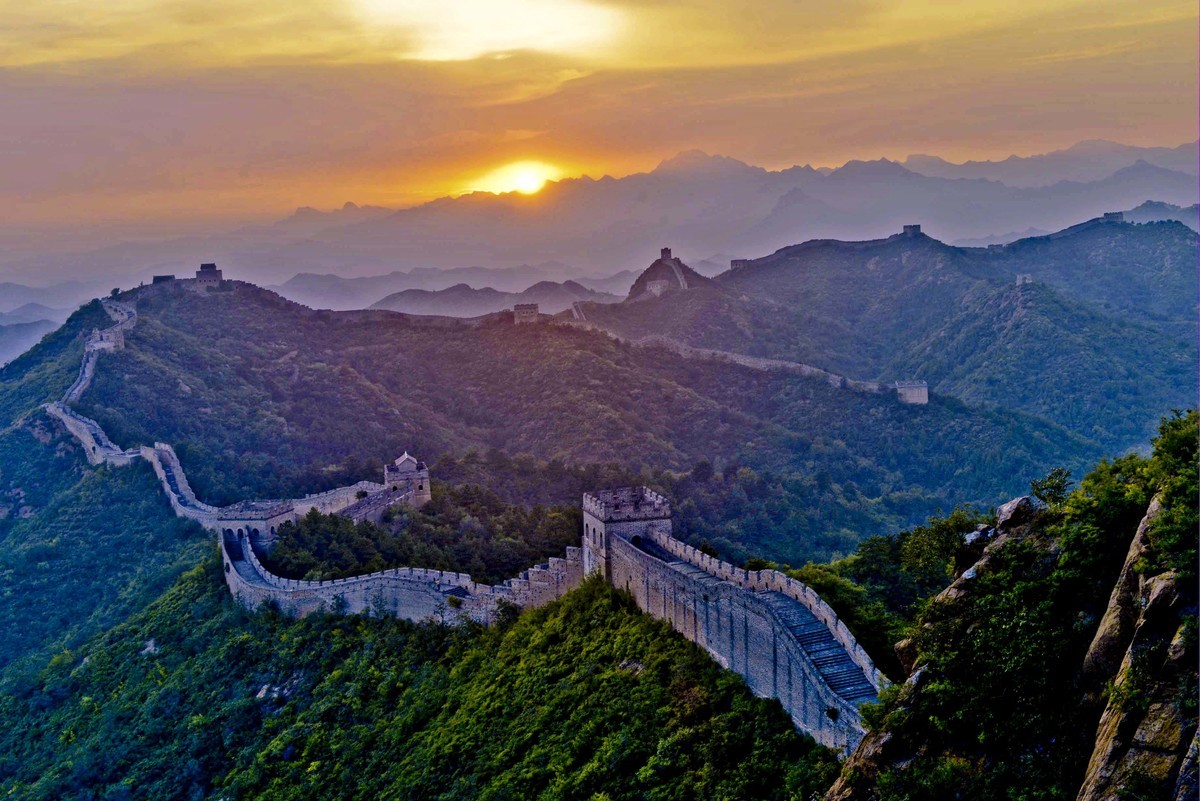 夕阳下金山岭长城