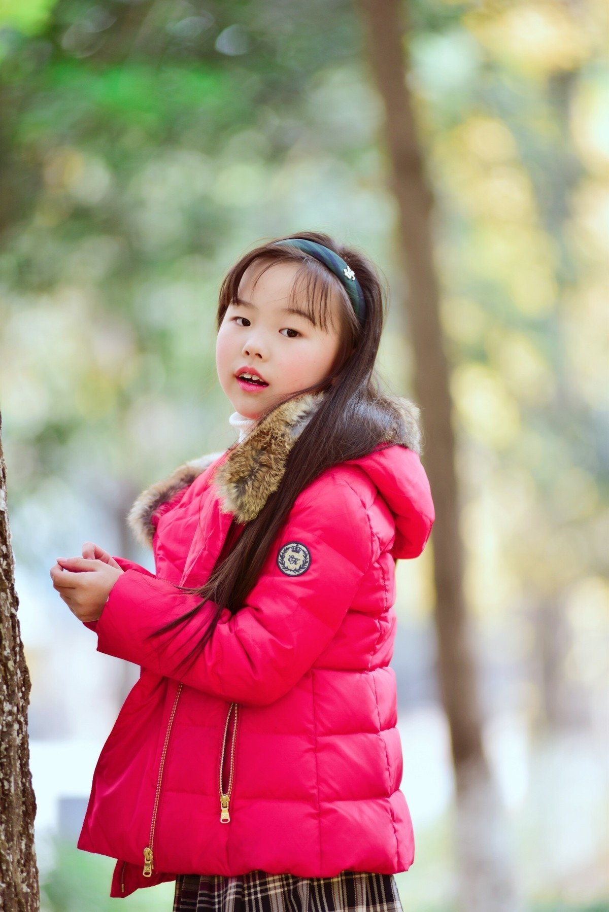 周末天气好，银杏叶也到了最美时候，赶紧给姑娘拍几张。小钢炮真的很给力。