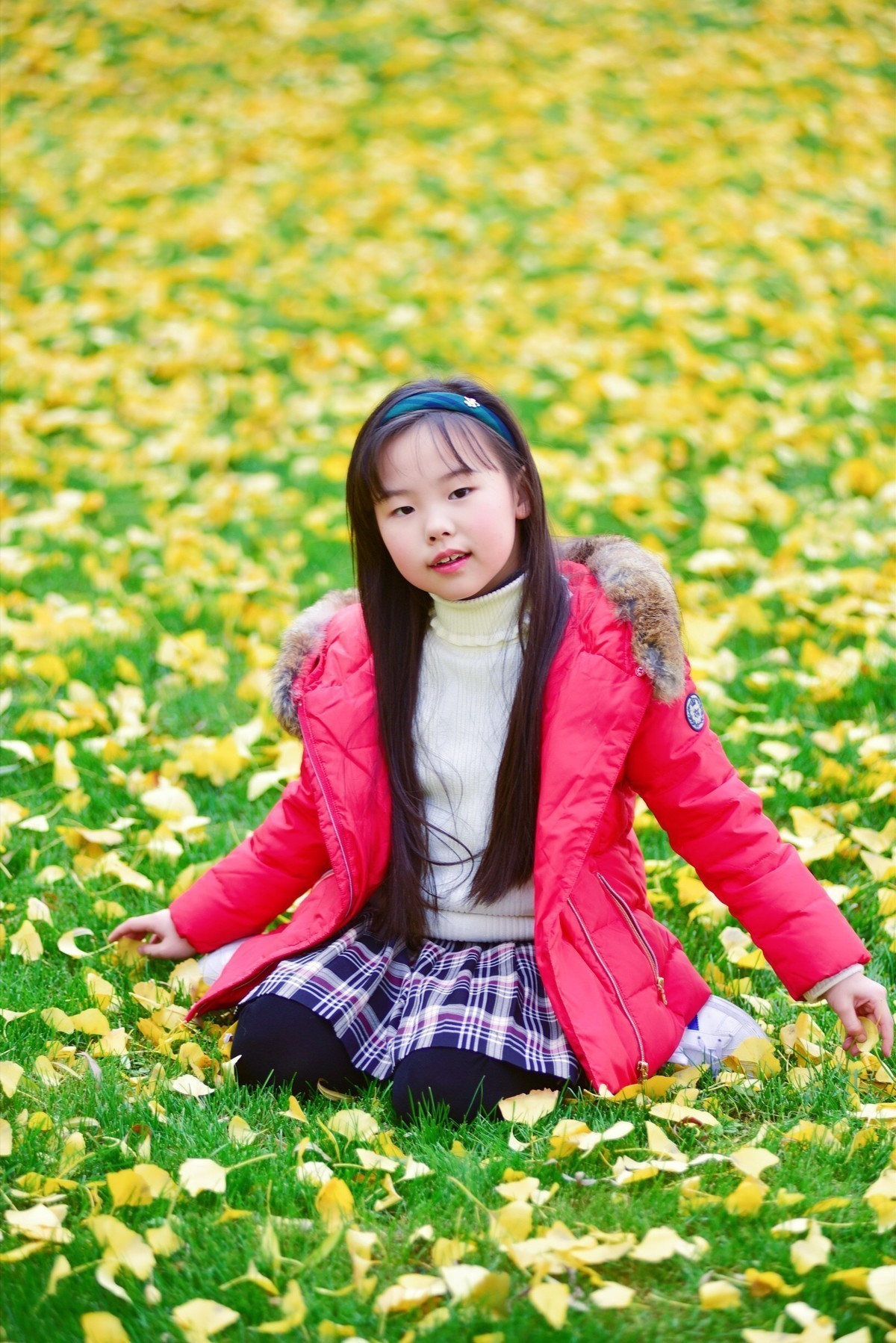 周末天气好，银杏叶也到了最美时候，赶紧给姑娘拍几张。小钢炮真的很给力。