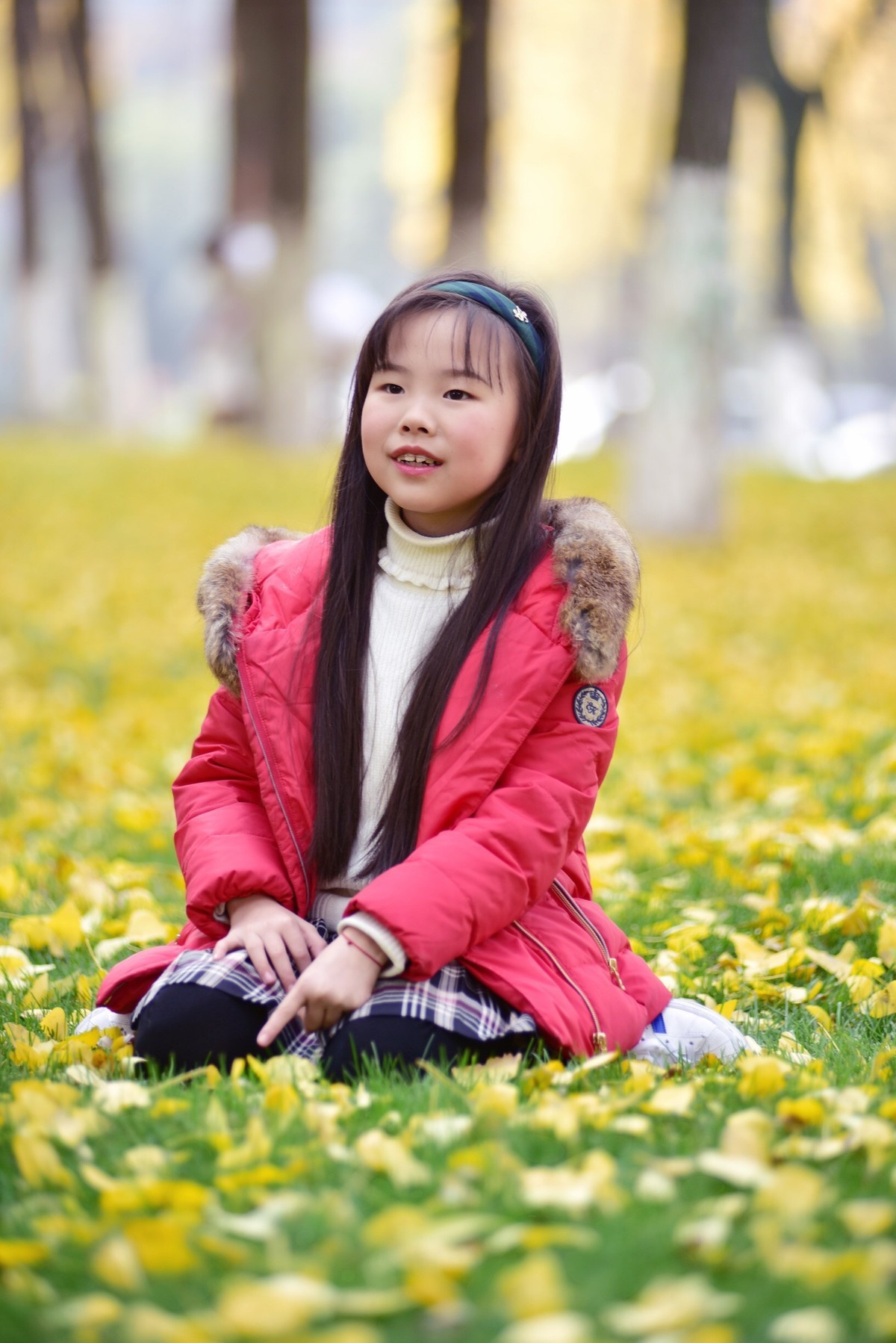 周末天气好，银杏叶也到了最美时候，赶紧给姑娘拍几张。小钢炮真的很给力。