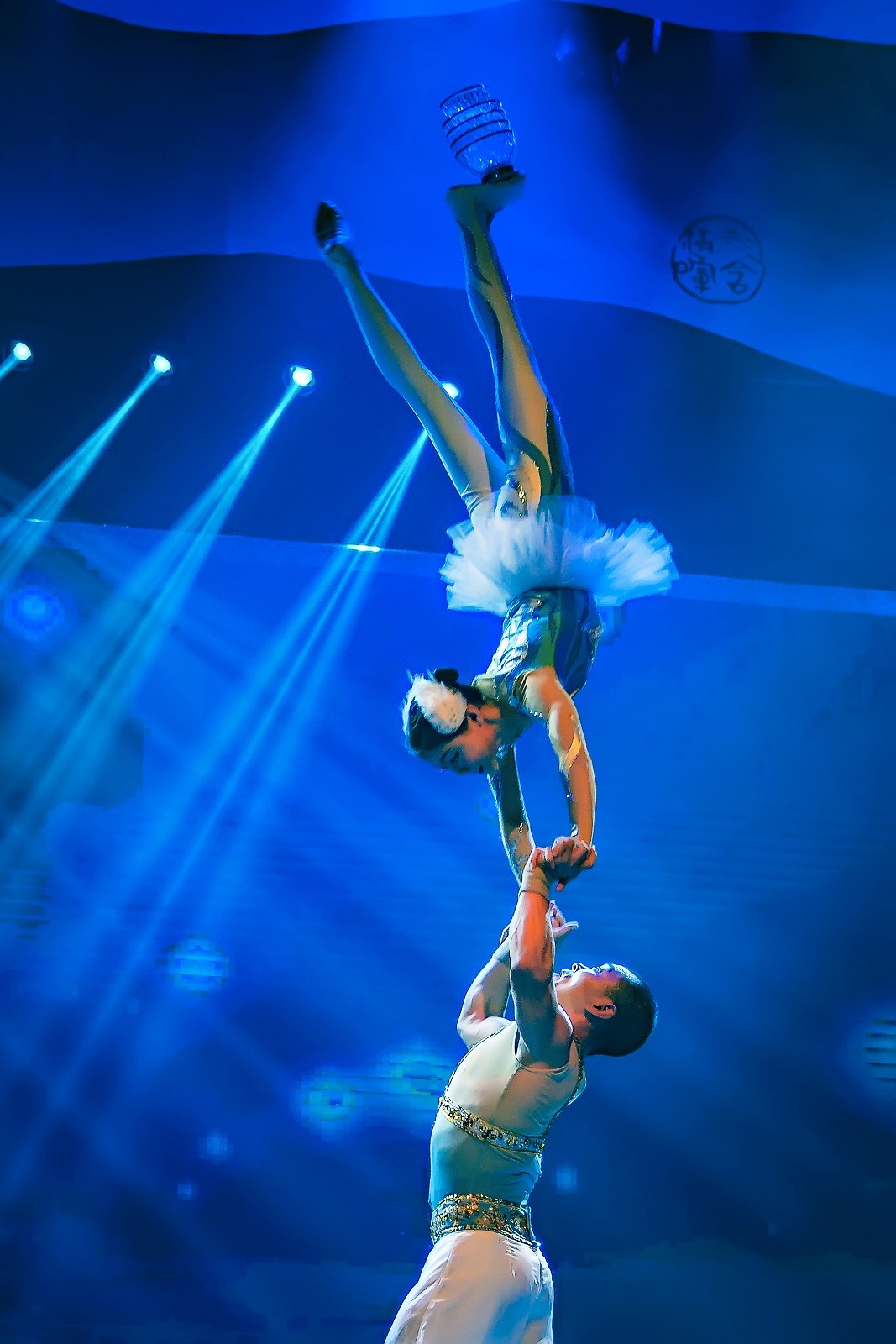 舞台摄影杂技表演之水晶之恋顶碗1