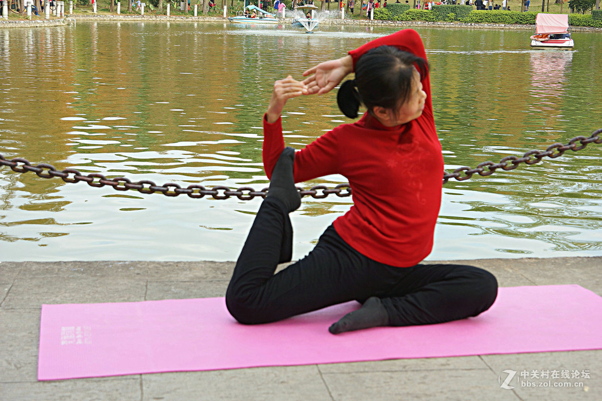 公园里练瑜伽的大妈