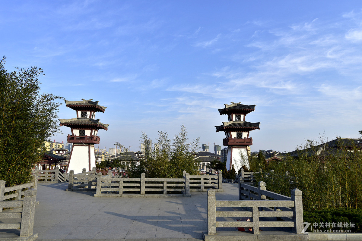 久违的蓝天白云下面的诸葛亮公园，请大家指正，谢谢。